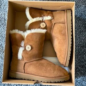 Ugg Bailey Button-chestnut size 5